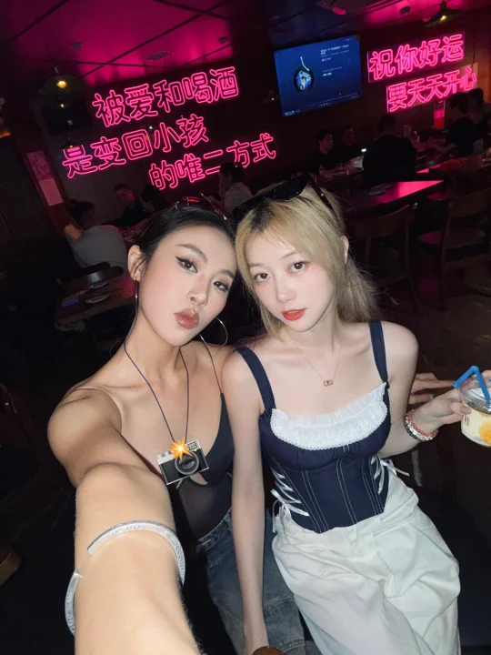 存一些辣妹小酒馆🍸的拍照姿势