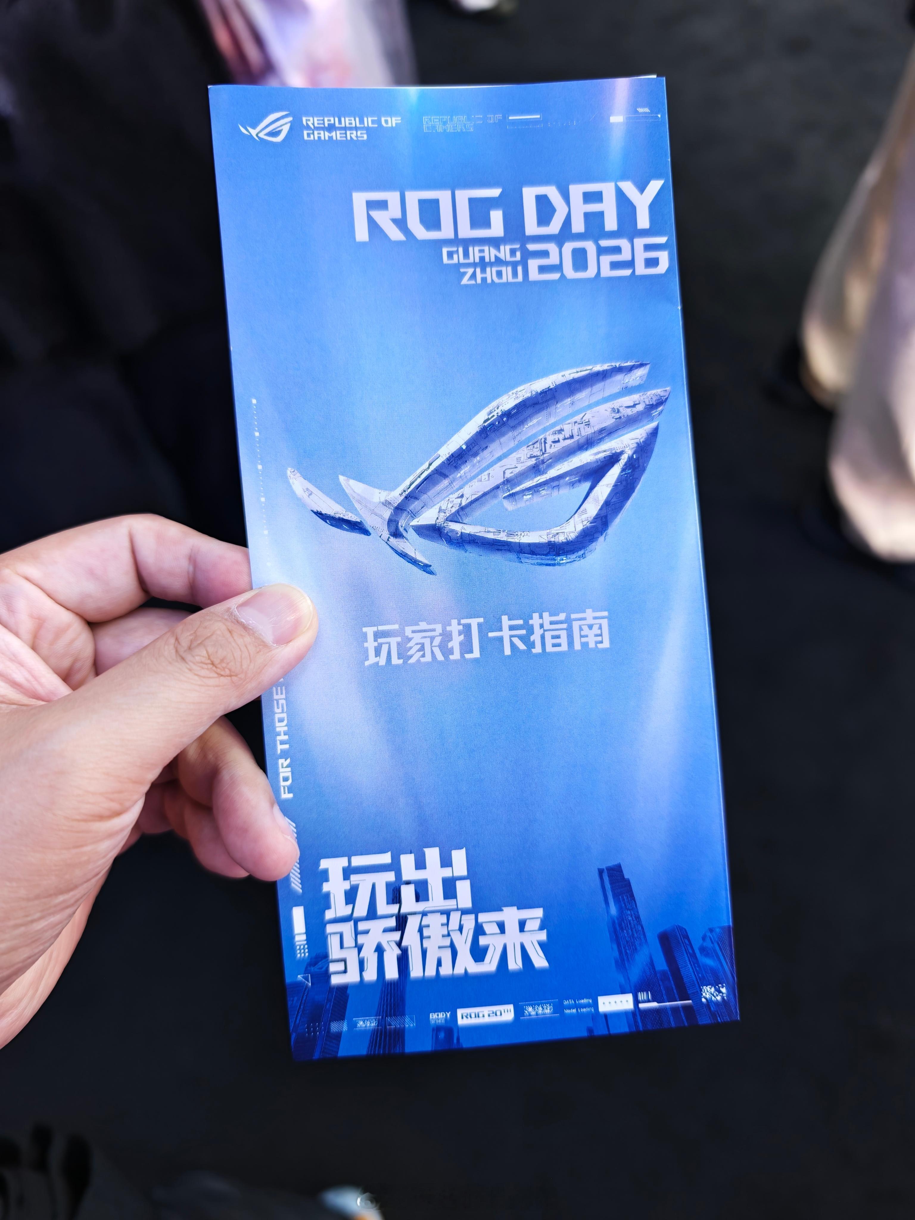 ROG 的活动还把酷态科产品摆上桌？顶级桌搭是吧？大家知道这是酷态科哪个产品吗？