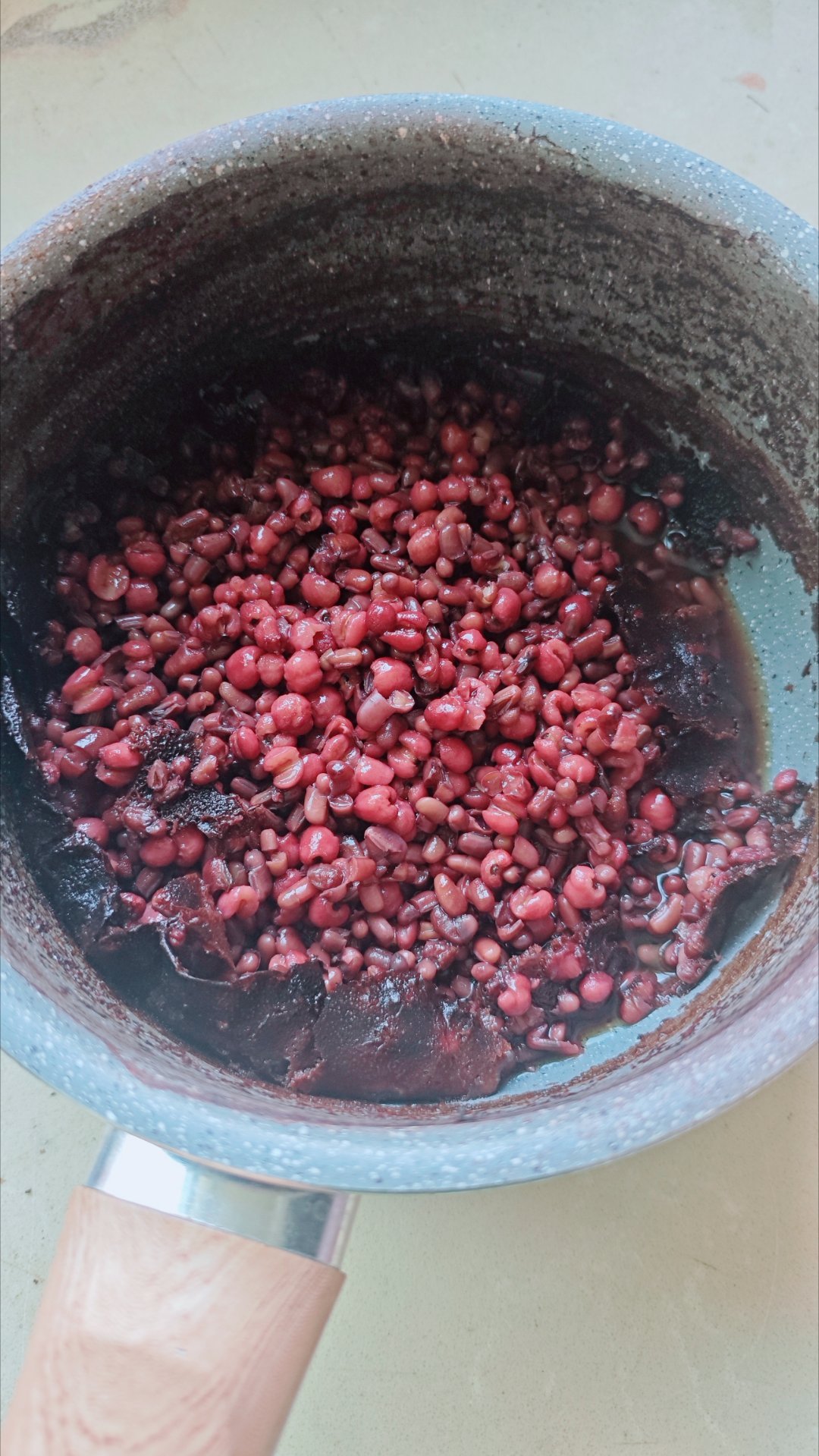 闻到一股糊味儿，内心OS谁家做饭又糊了！过了15分钟，突然想起，我的锅在煮红豆薏