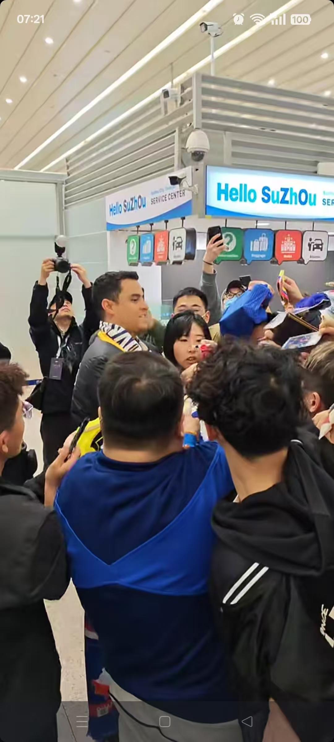 莫雷诺回上海来了，今天早上五点多到达浦东国际机场，尽管时间上比较早，因为浦东国际