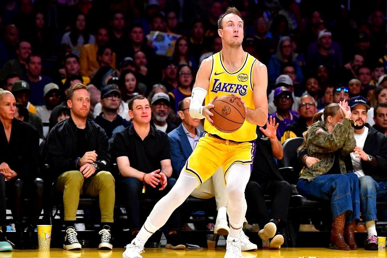 年薪相差七百多万，场上价值却完全反转。
 
湖人大胜国王，29岁的肯纳德打了26