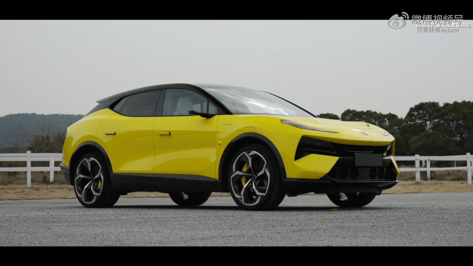 最近博主的那场四车横评飞坡测试，算是把豪华SUV的“遮羞布”给扯下来了。在高速飞