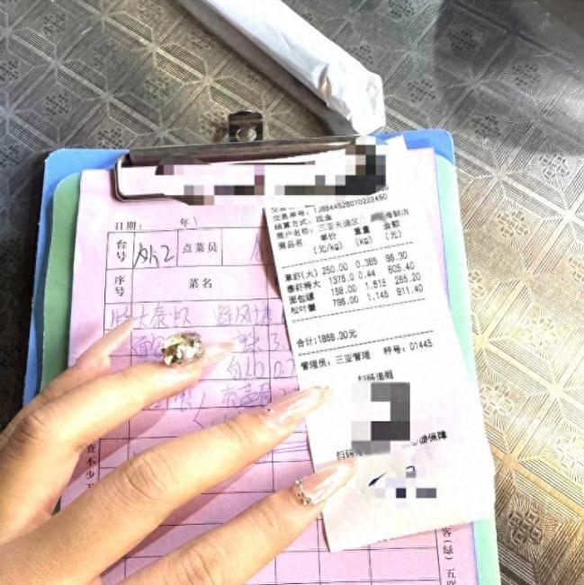 后续！女子三亚4菜1868元！涉事司机被罚1.5万，涉事海鲜店被立案调查

本是