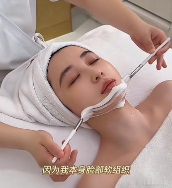 宣云，从一名小网红，变成潘玮柏的老婆，也是很拼的。为了在贵妇聚会上艳压群芳，她必
