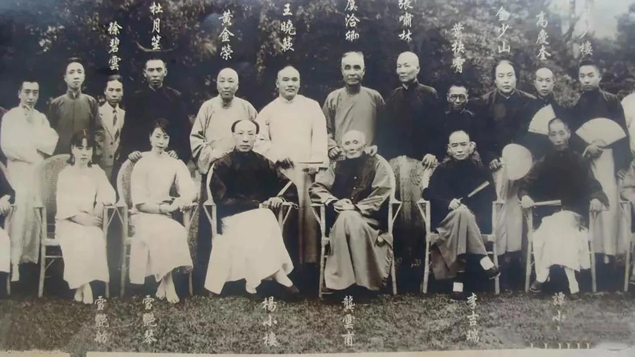 有一天，黄金荣抓来一个算命，问道：“你给我算算黄金绒能活到多少岁？”算命的一看他