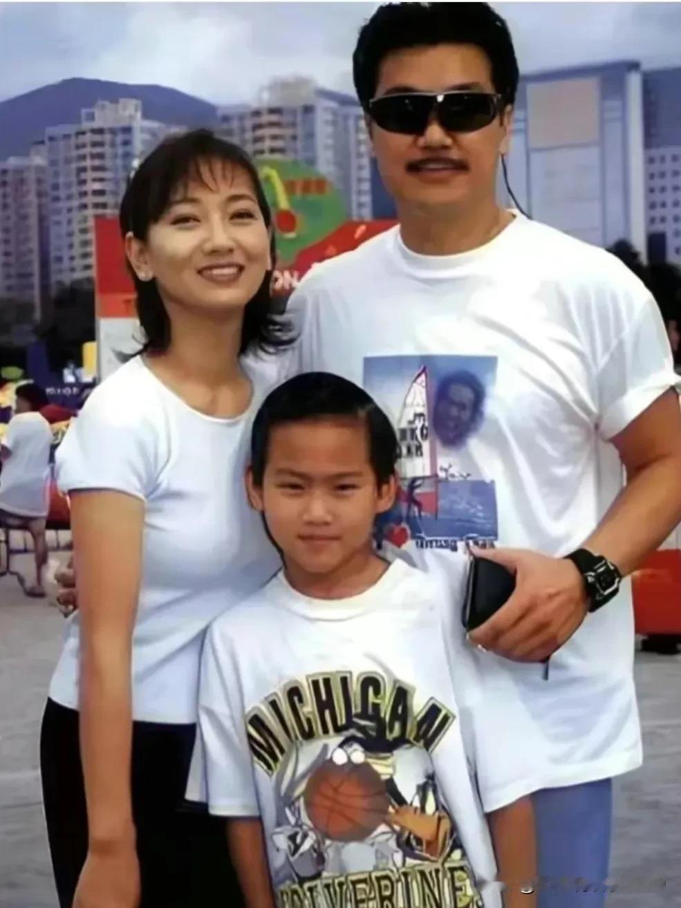 赵雅芝年轻时一家三口合照，不化妆生活中的女神赵雅芝看上去跟普通人也没多大区别啊！