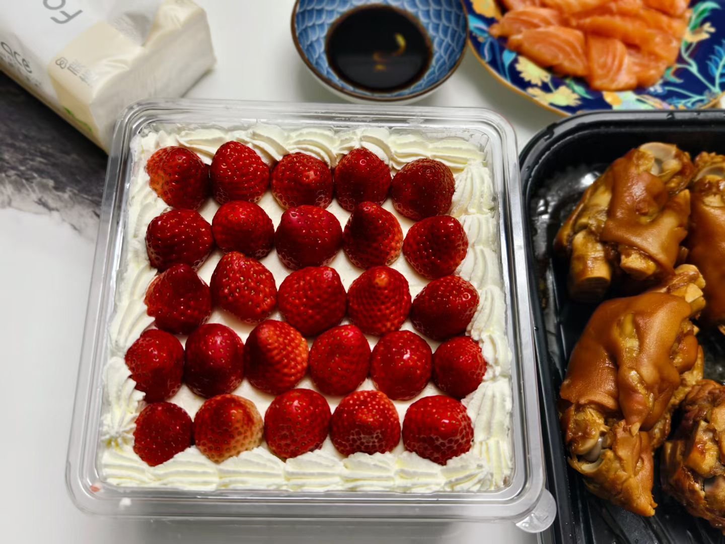 去不了丹东，吃个草莓蛋糕吧，希望今天的梦是草莓味儿的