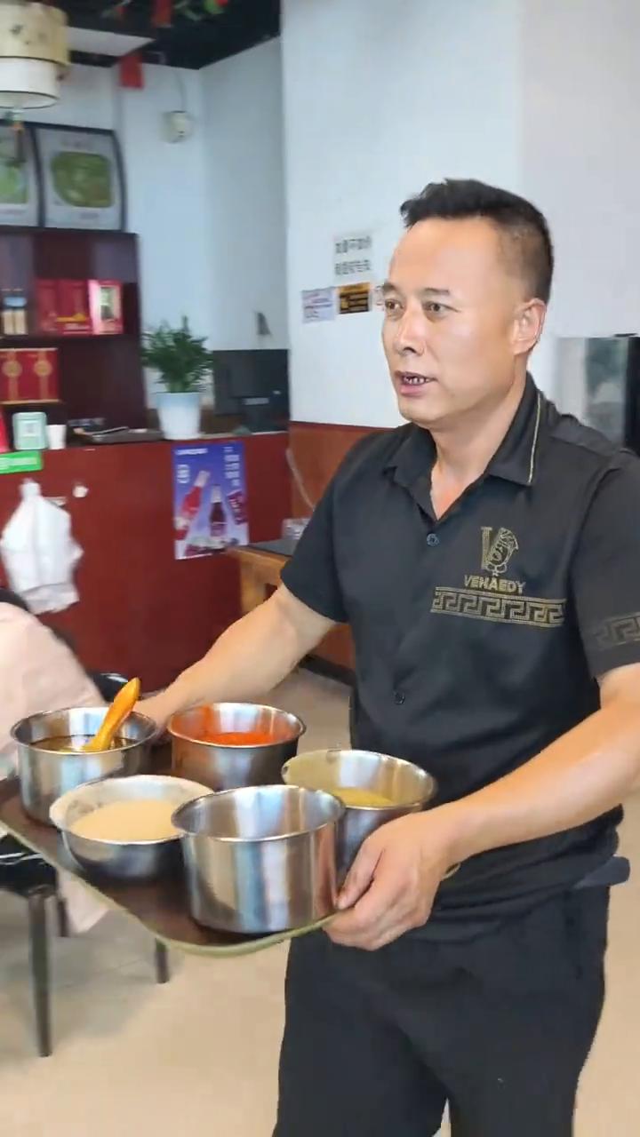 铜川"马斯克"。
这里来了，带着礼物走来了。