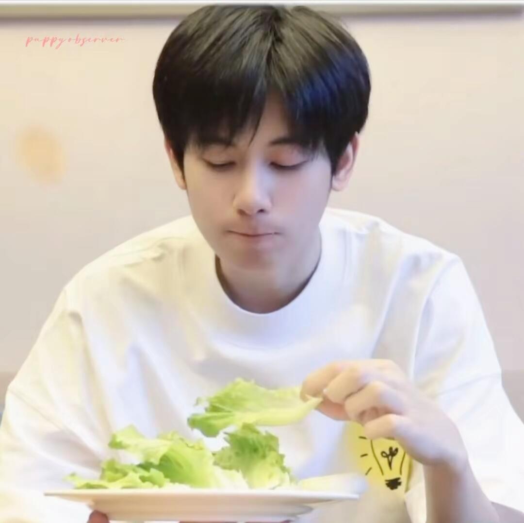 胡先煦萌萌小猪包时期🐽我将在家研究胡先煦拍照角度未来十年没人能懂胡先煦的自拍