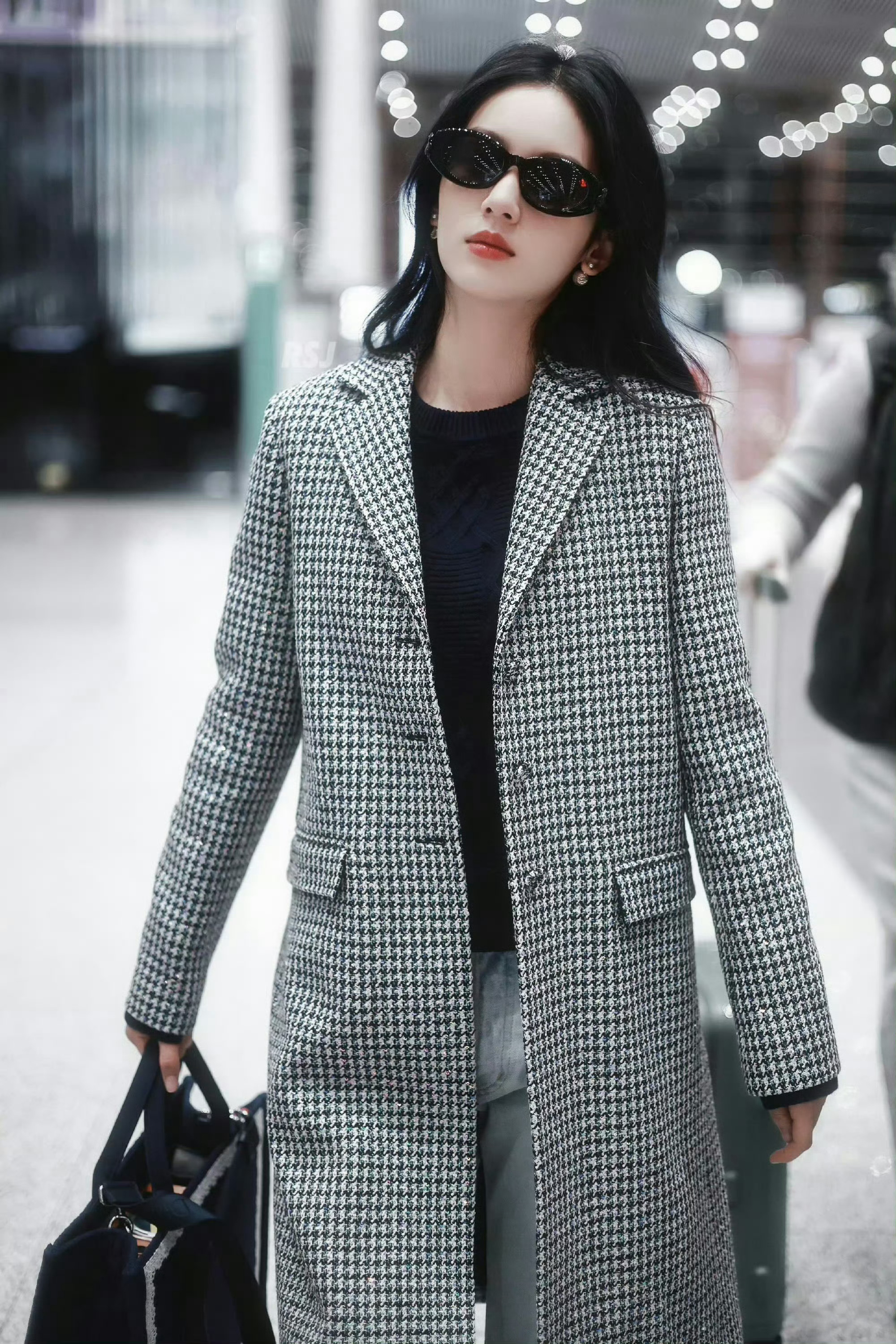 周也豪门千金把机场走成秀场，所以好几次出土都有千金气质，她有豪门千金本子吗？ 