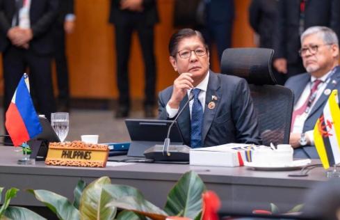 [太阳]菲律宾美梦破灭！没人敢接话茬。在近日召开的东盟+中日韩峰会上，菲总统小马