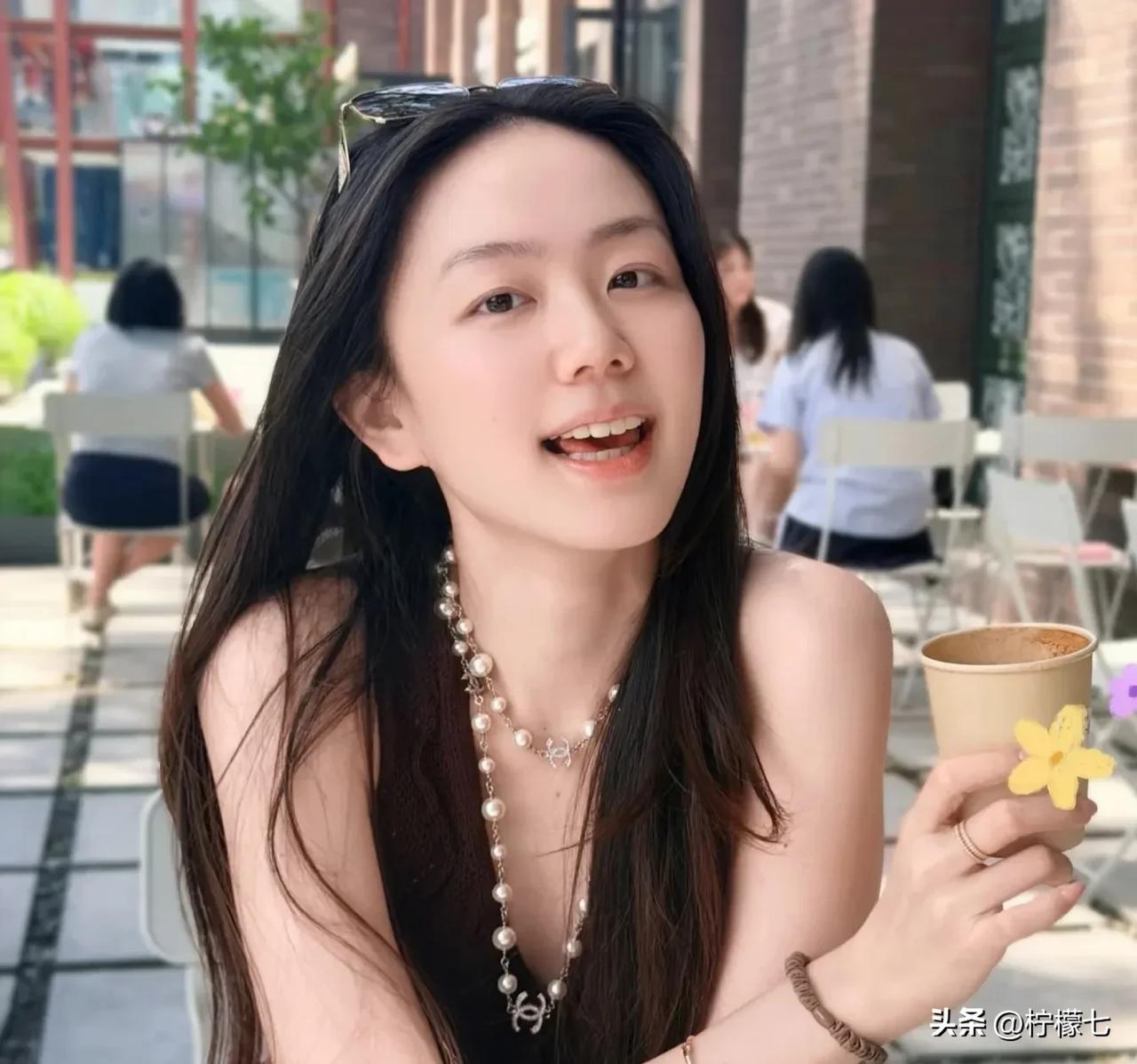 0出轨+没翻车‼️40岁许嵩结婚娶小14妻子惨遭大规模脱粉🔥🔥
许嵩一没出轨