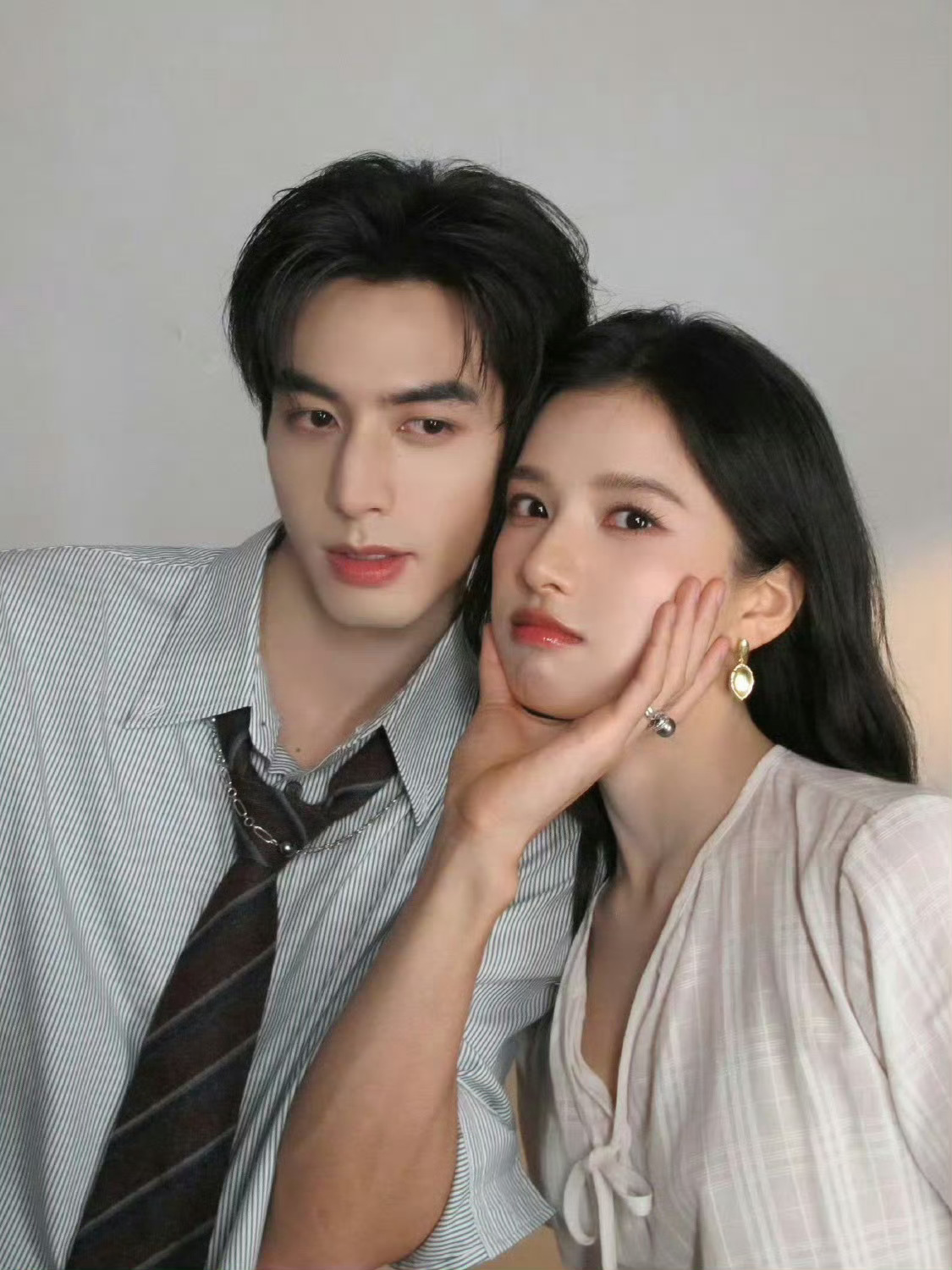 全世界最爱贴贴脸和捏下巴的哥妹🥺宋威龙张婧仪贴脸合照