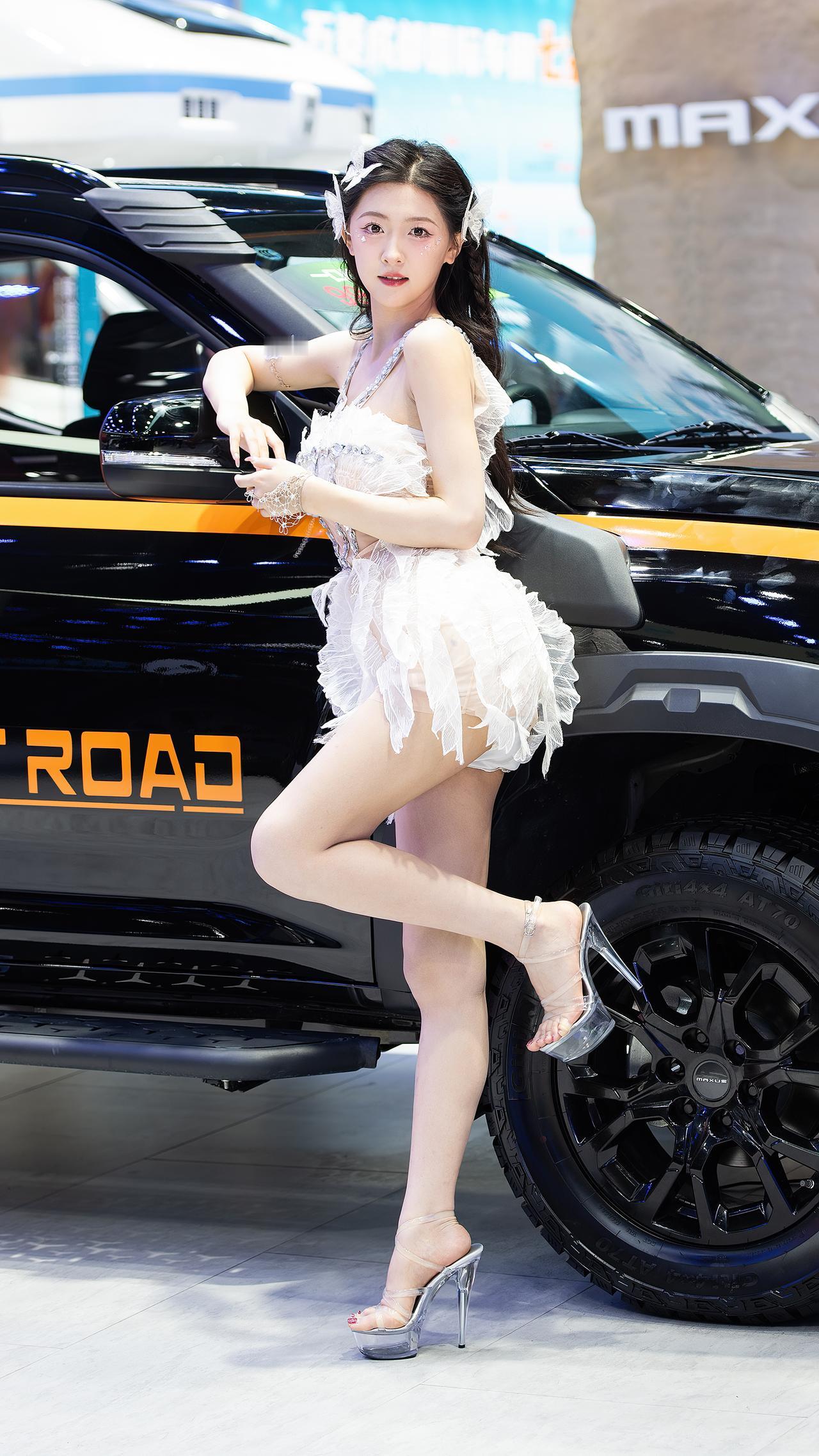 任绵绵2025成都国际车展 好身材秀秀来