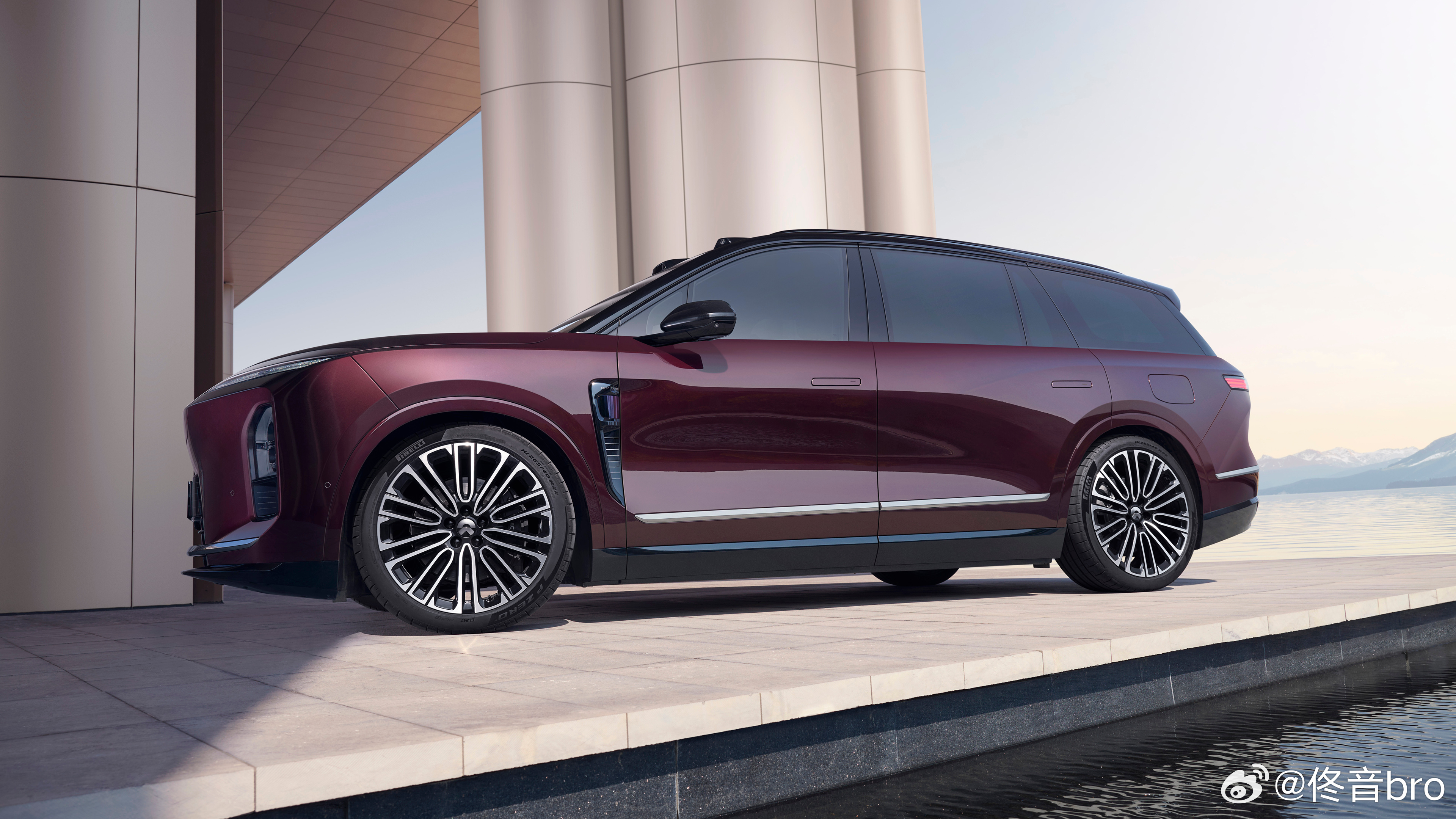 蔚来给ES8新车色「M42 星云红」大尺寸SUV配这种小众颜色其实挺险的，搞不好