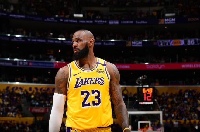 美记：如詹姆斯缺席明天比赛，将正式失去本赛季评奖资格1月18日讯 NBA常规赛继