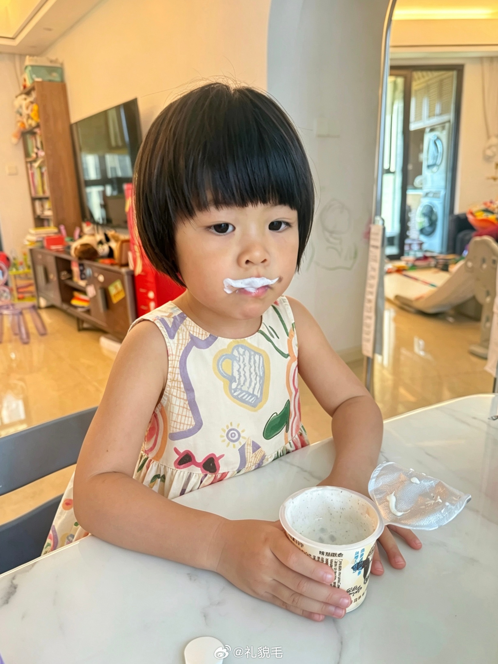在家体能训练之：拯救小动物。双腿夹着玩偶跳过磁力片河，再放到对岸的小椅子上，完成