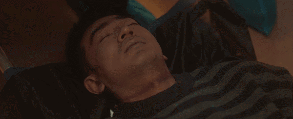 对不起，李成，我脸盲，
这躺着的是你好朋友毕德华吗？ ​