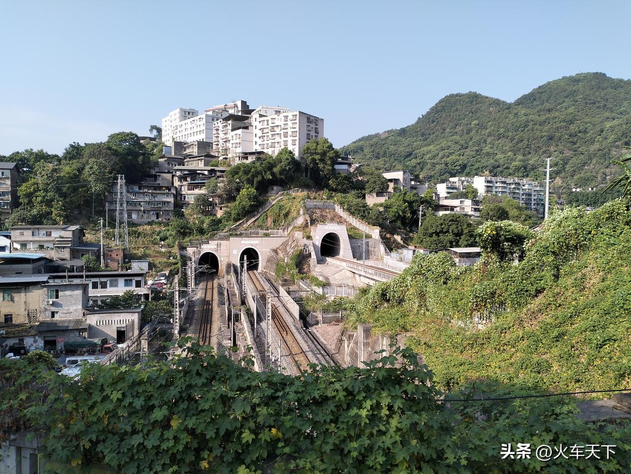 新桥，地处重庆市沙坪坝区南部，在歌乐山东边的山下。相传清朝的时候这里修建一座桥在