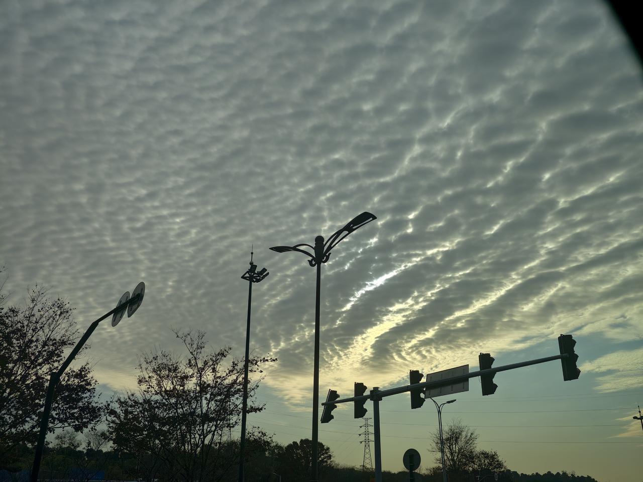 又是一片漂亮的云☁
不知道啥时候能下雨[笑哭]