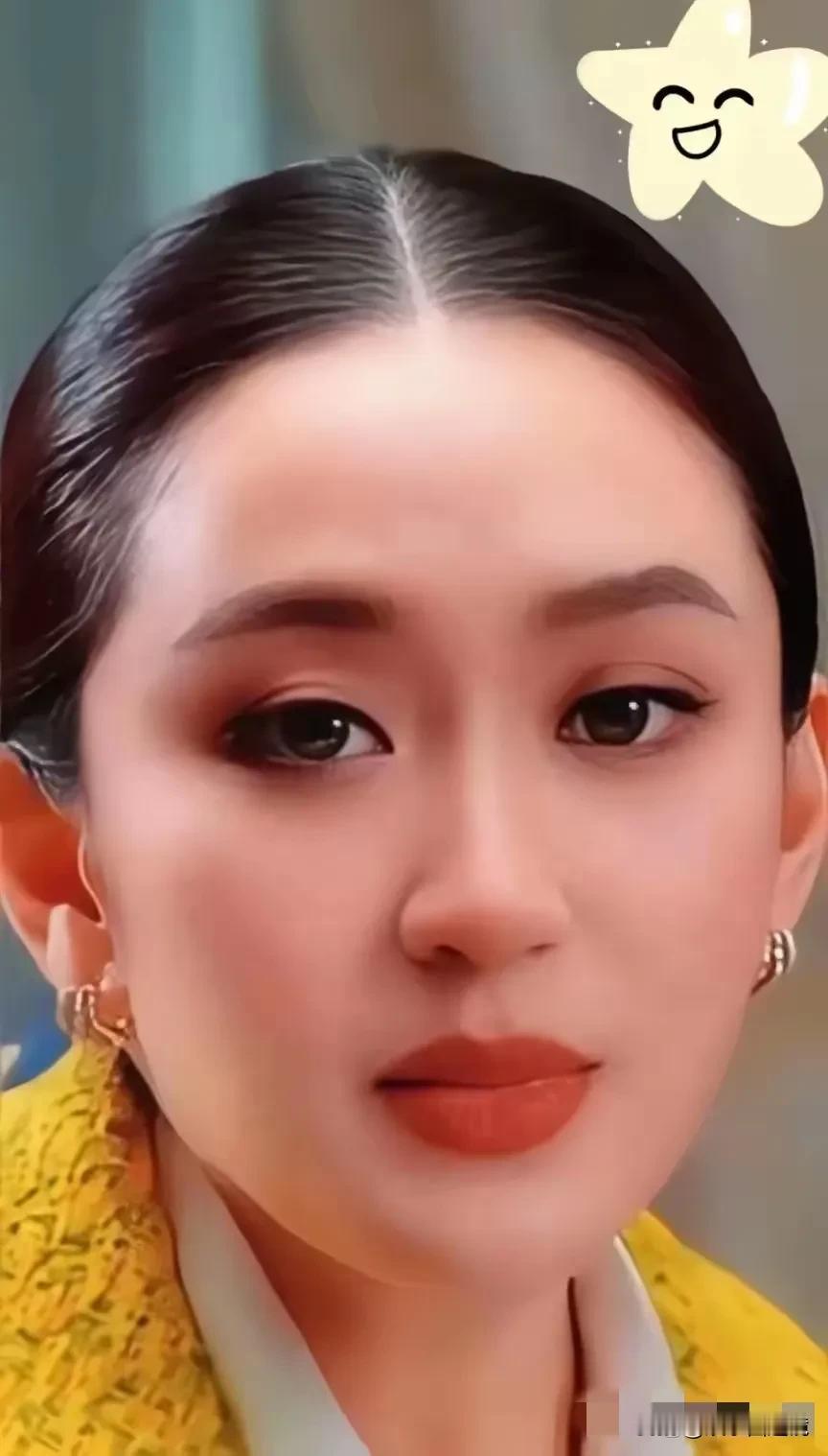 泰国美女总理被停职了，看到她眼里含着泪水，很多支持她的人都心碎了。
洪森的谋划和