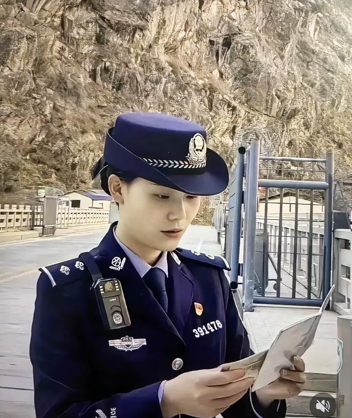文燕警官，重庆万州人，去年还获得了二等功。最让人心痛的是，她是家里的独生女。事发