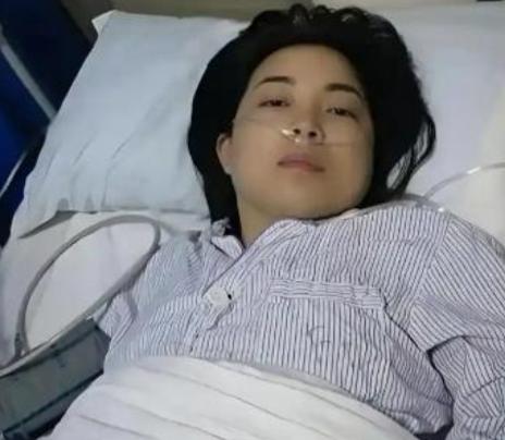江西24岁女子病逝，未婚夫垫付30万治疗费，办完丧事准备离开，女方父亲递来一个红