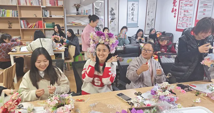 南明区箭道街社区开展“三八”妇女节传统簪花体验活动