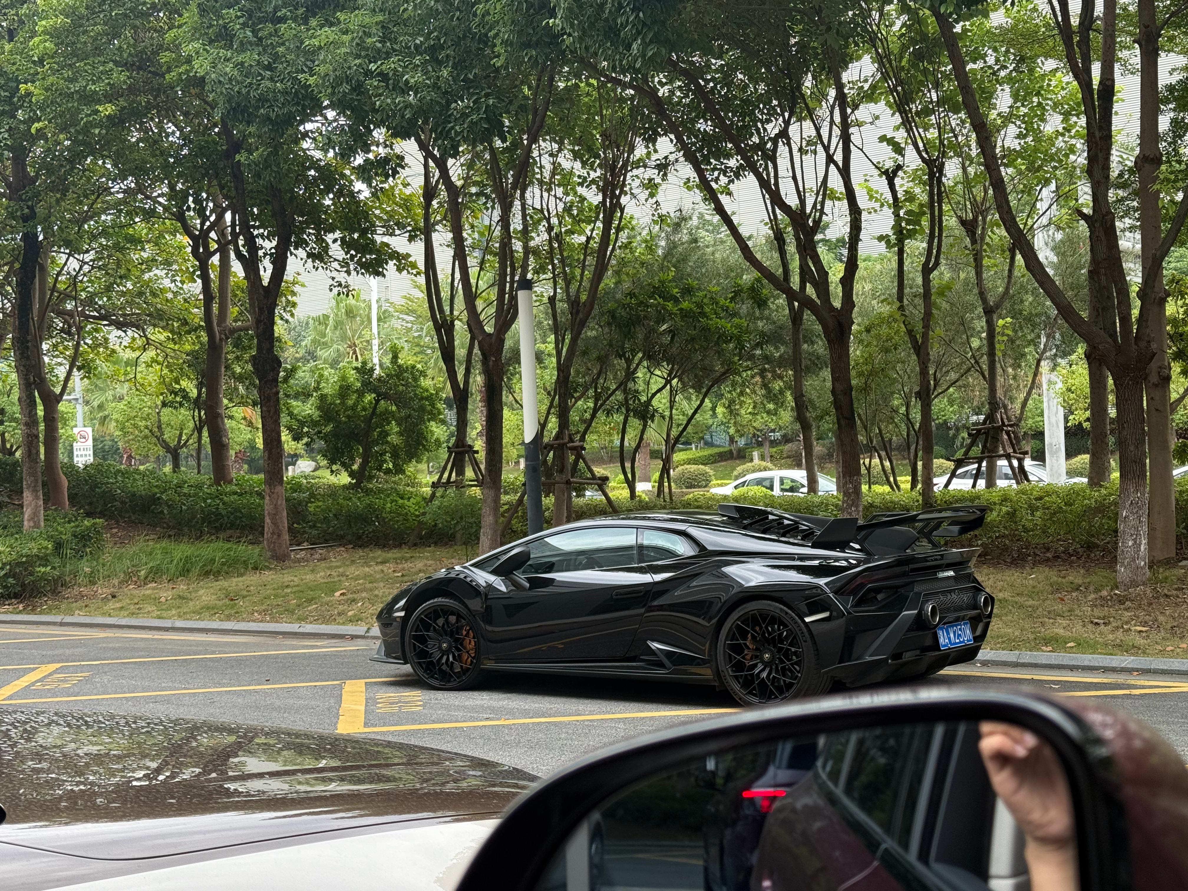 人刚到店就有一台刚收的兰博基尼 STO 在下板车了有喜欢的大哥吗 ​​​