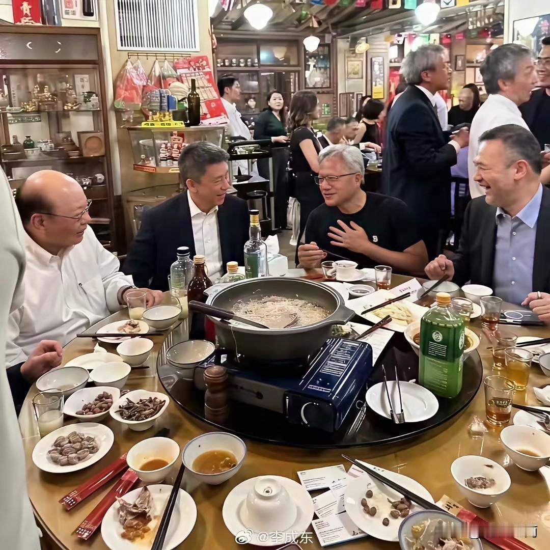 昨天去外面吃饭，碰到几个人在吃饭，感觉很面熟，好像在哪里见过，但是一下子又想不起