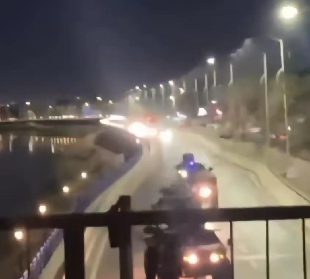 兄弟们，还得是美国仗义！沙特的美国大使馆被炸了之后，美国第一时间想的不是如何保护