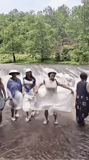 都怪现在女同志的退休年龄太早了，50 岁或55岁就退休，这个年纪的女同志精力还超