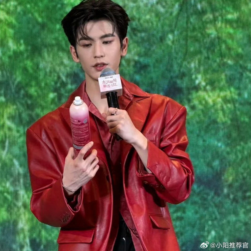 张凌赫班主任也有亲笔To签张凌赫 不回母校参加校庆的原因，天一校长还炫耀了张凌赫