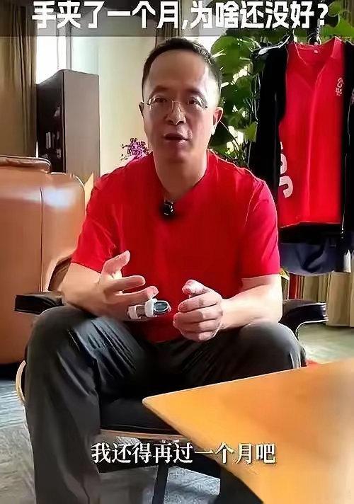老周试车被门夹手，养了一个月，只能自嘲：“车是好车，手也是好手。”反观李想那边开