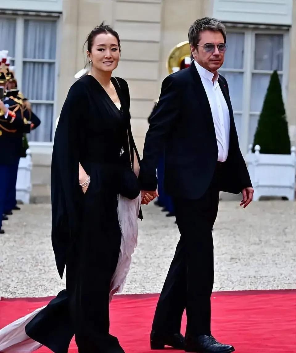 一夜之间，章子怡icon沉默了！
马克龙icon访华期间带上80人的团队，
本以