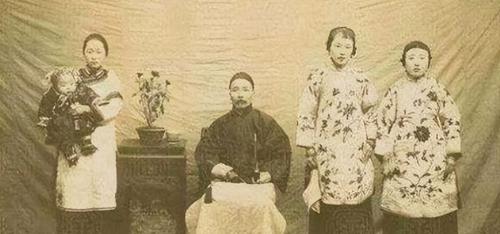 1879年的一天，杭州巡抚谭钟麟照例午睡起来，准备沐浴更衣。

路过通房丫头小李