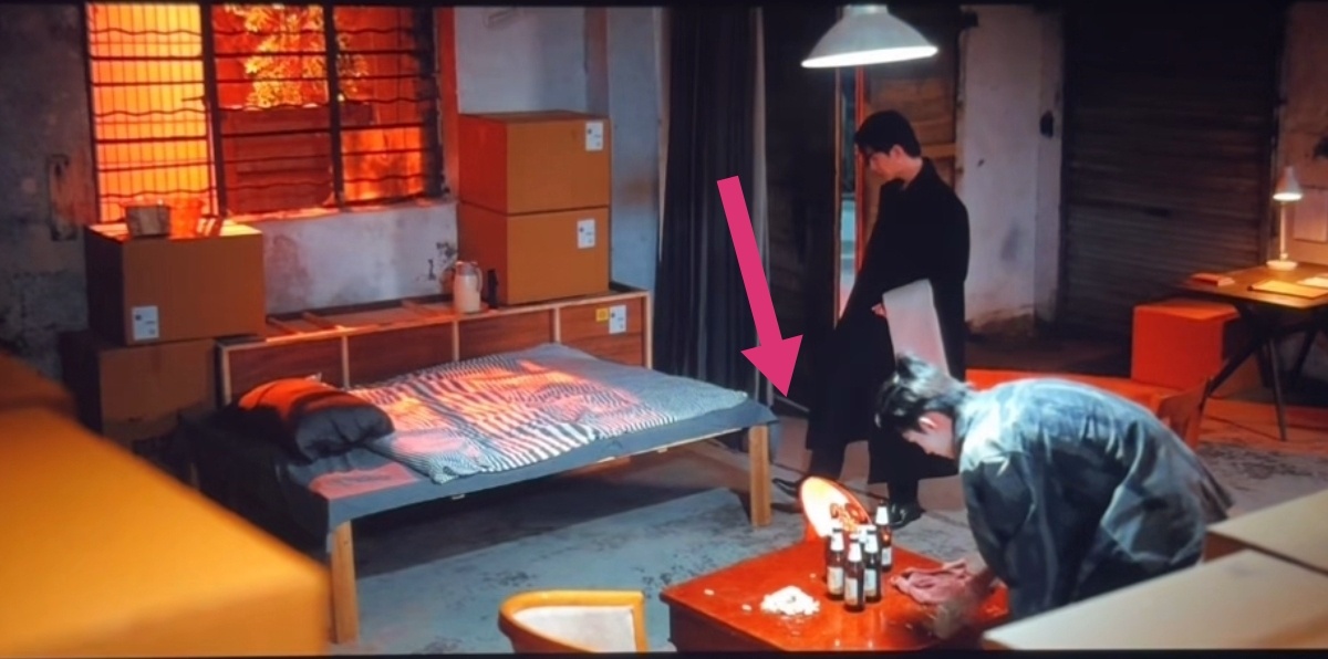 郝熠然 游主任进门就检查床结实不结实