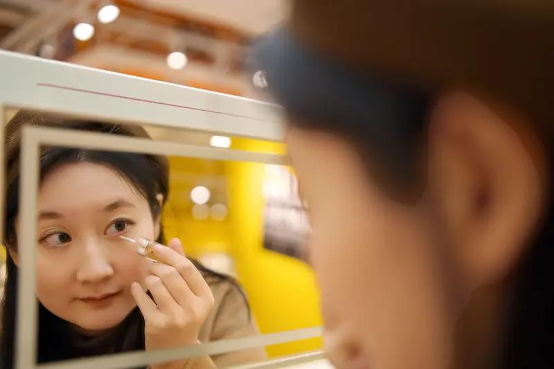 关于什么年龄段的女人最有女人味，真没有标准答案。
二十岁的女人，就像春日初绽的花