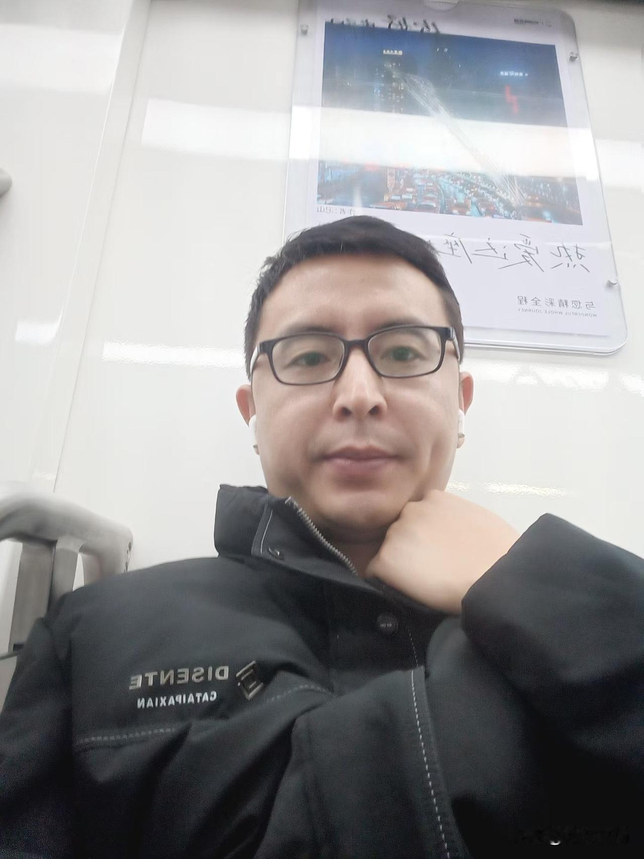 每天这个时候接电话，​都很吵，
因为这个时间点基本上都是在坐地铁。