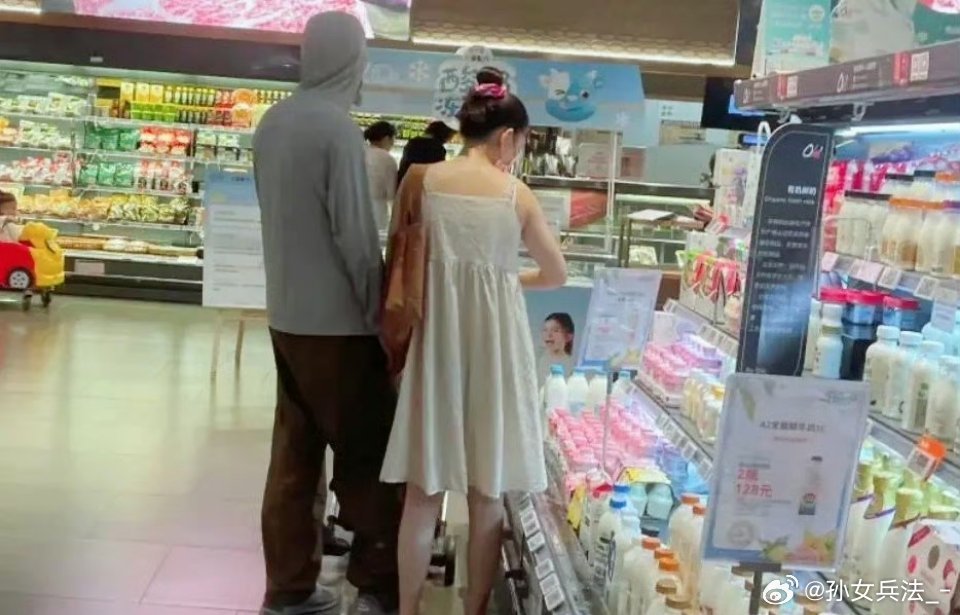 吴倩和张雨剑疑似复婚生二胎了吴倩和张雨剑被拍到同框逛超市，疑似“复婚”，吴倩穿着