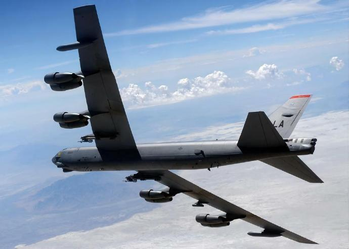 每天认识一件兵器 美国B-52“同温层堡垒”轰炸机B-52是波音公司研制的战略轰