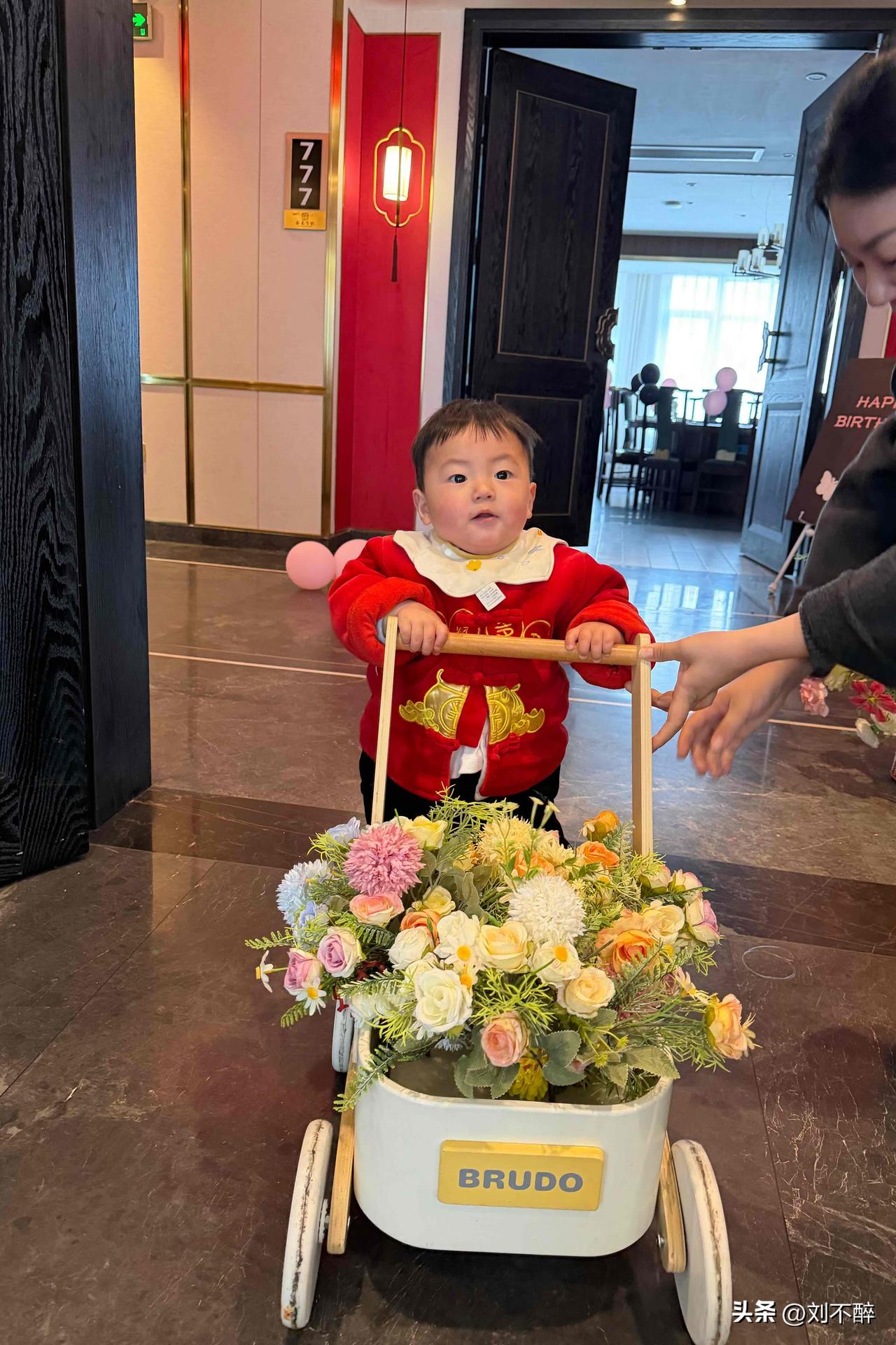 一场以爱为名义的家庭聚会
——小孙子周岁宴！
时光温柔，
岁月安然。
一场简单却