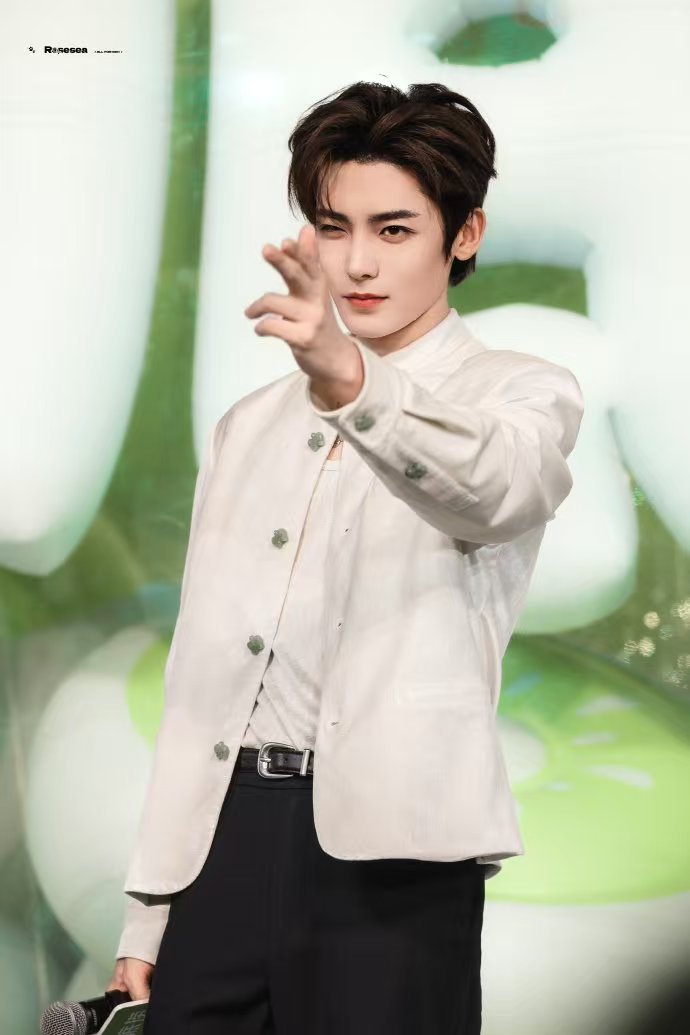 侯明昊蒙眼梦回萧无衣 哇哦！侯明昊蒙眼梦回萧无衣，又纯又欲的少年气质超绝。红绸蒙