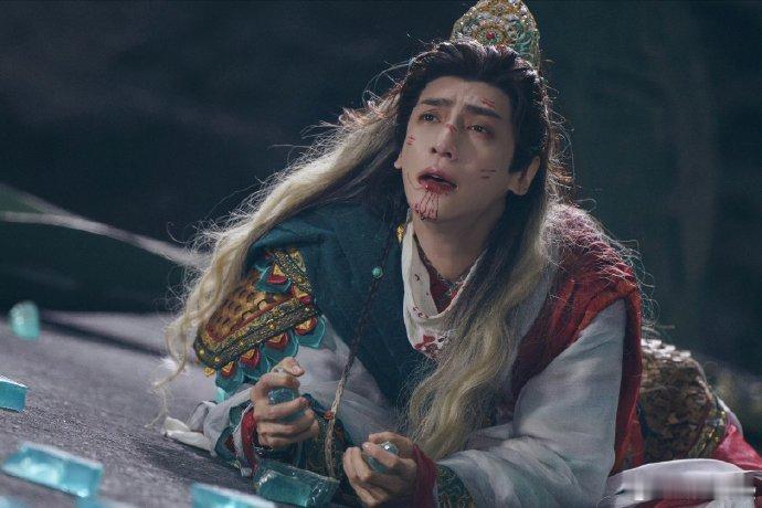 万念俱灰时还要遭钟春髻背刺，蛊针扎入的痛感隔着屏幕都能感受到！唐俪辞的惨已经溢出