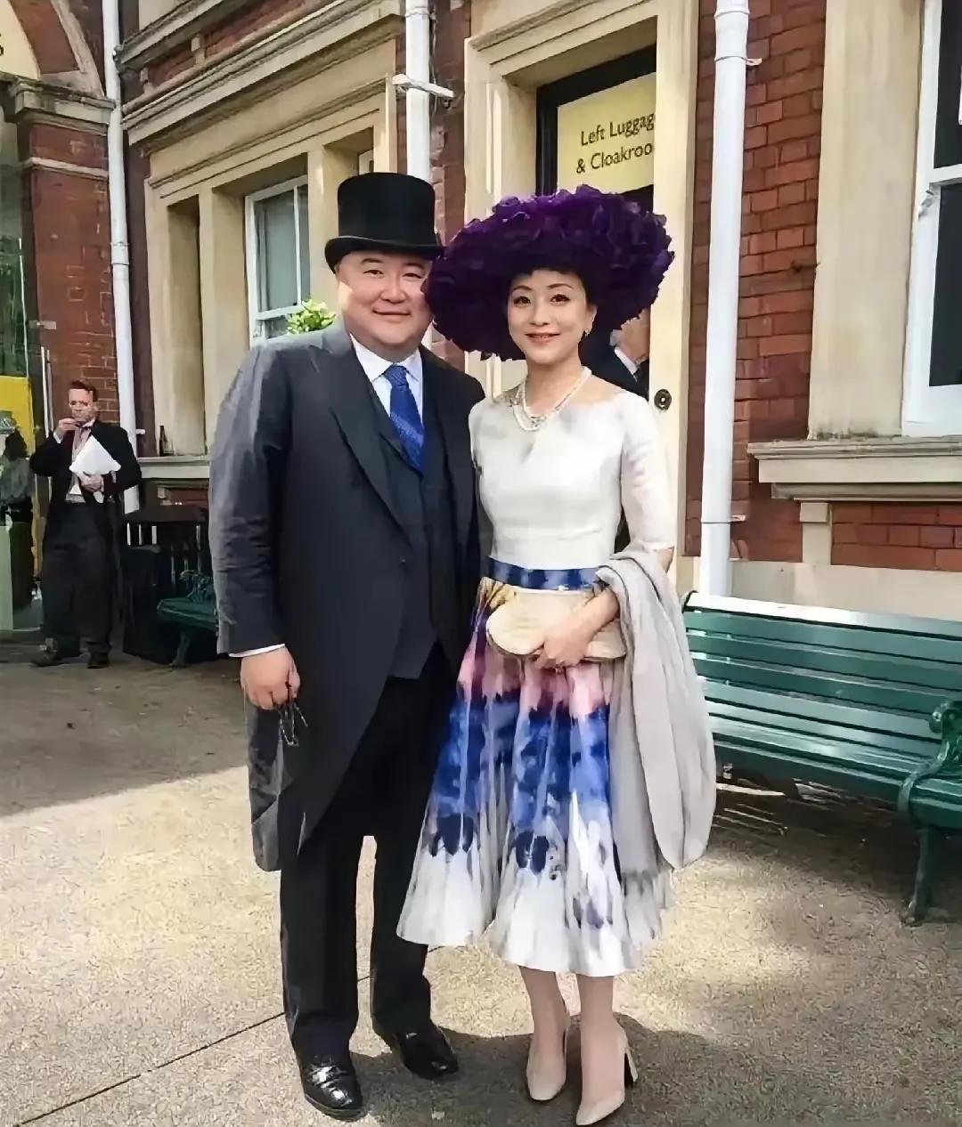 又是一对崇拜绅士和贵妇人的亚洲名人，这种打扮就真的好看且高人一等吗？可能在他们的