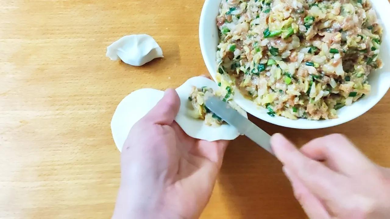 千万别用一种馅同时包饺子和小馄饨！饺子馅和小馄饨有以下几点区别：[微笑]

1，
