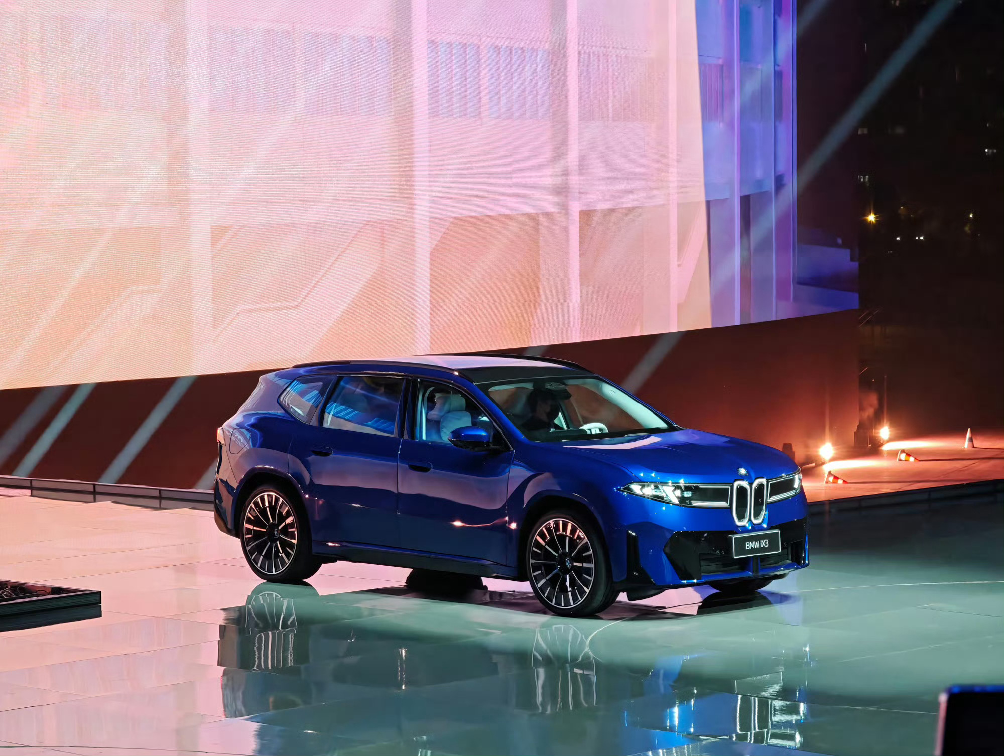 新世代宝马 ix 3，极具辨识度 