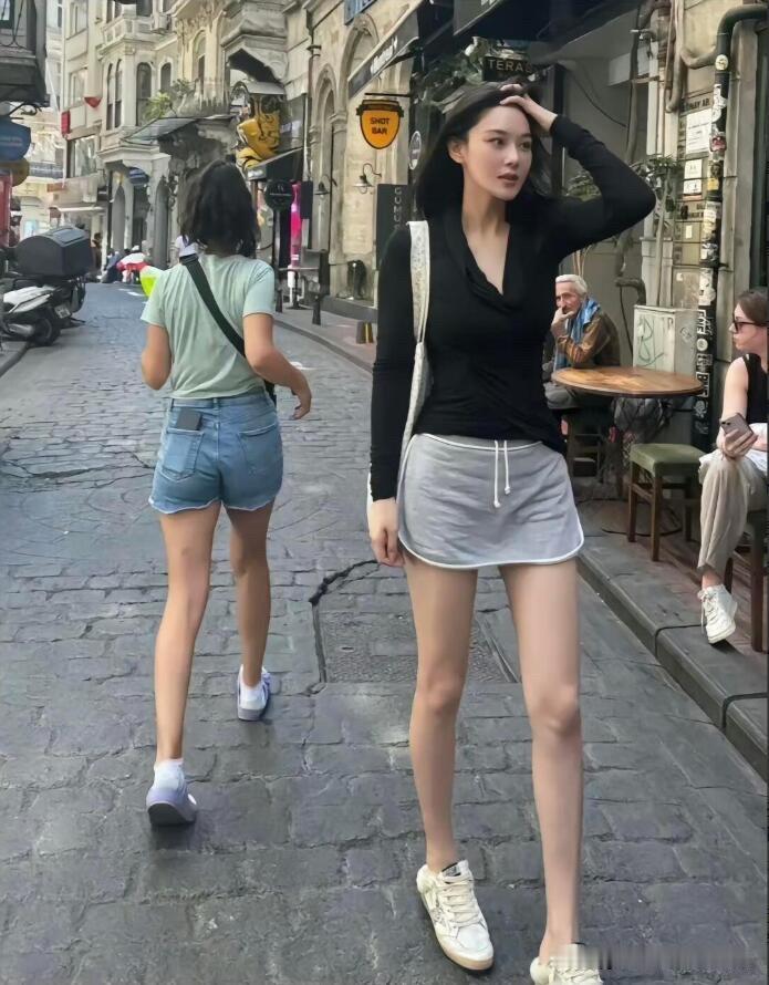 女神荧幕中看着一般般，没想到本来美的发光，身材高挑，又白又瘦，虽然演艺圈美女众多