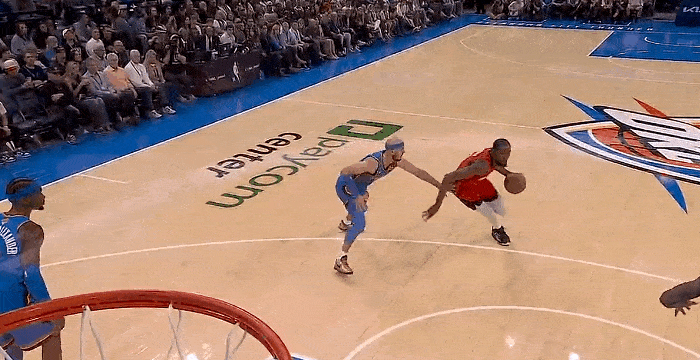 极限后仰！阿杜：我就是来干这事的！
在今天NBA揭幕战火箭对阵雷霆的第一节比赛中