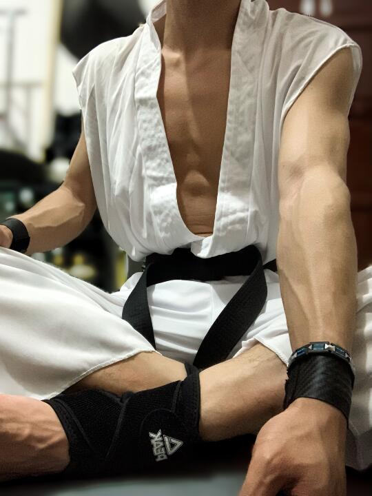 白衣黑肌